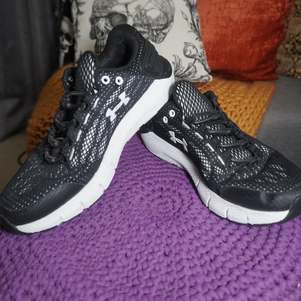 Under Armour Kids Black White Charged Rogue Running Shoe Drawstring Size 5.5 - Picture 1 of 9